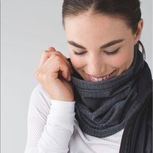 Lululemon run and done neck warmer